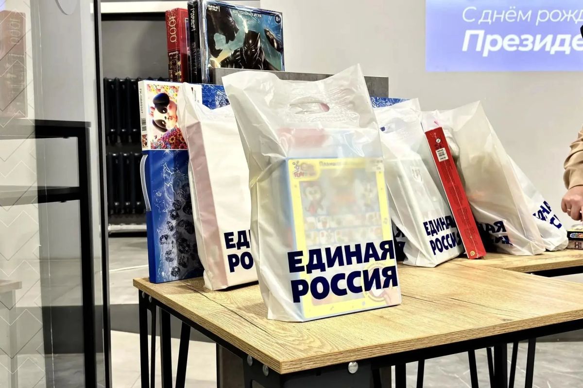 Единороссы Свердловска, в День рождения Президента, пригласили малышей на праздник Единороссы Свердловска, в День рождения Президента, пригласили малышей на праздник