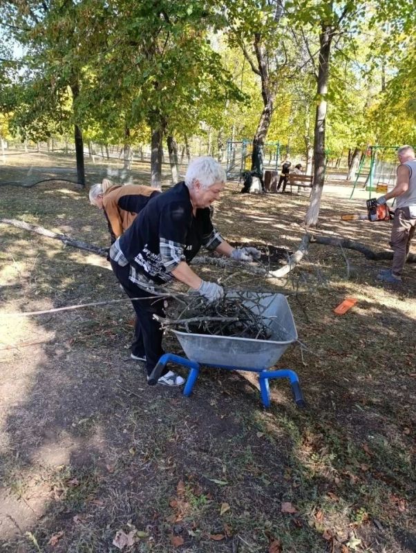 В среду сотрудники парка культуры и отдыха им. «Молодой гвардии» очищали клумбы от сухих сорняков, спиливали сухие ветки и занимались покраской скамеек, чтобы сделать территорию более ухоженной и приятной для посетителей В среду сотрудники парка культуры и отдыха им. «Молодой гвардии» очищали клумбы от сухих сорняков, спиливали сухие ветки и занимались покраской скамеек, чтобы сделать территорию более ухоженной и приятной для посетителей