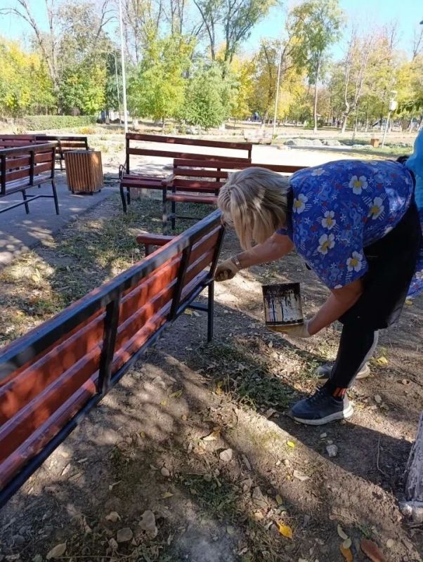 В среду сотрудники парка культуры и отдыха им. «Молодой гвардии» очищали клумбы от сухих сорняков, спиливали сухие ветки и занимались покраской скамеек, чтобы сделать территорию более ухоженной и приятной для посетителей В среду сотрудники парка культуры и отдыха им. «Молодой гвардии» очищали клумбы от сухих сорняков, спиливали сухие ветки и занимались покраской скамеек, чтобы сделать территорию более ухоженной и приятной для посетителей
