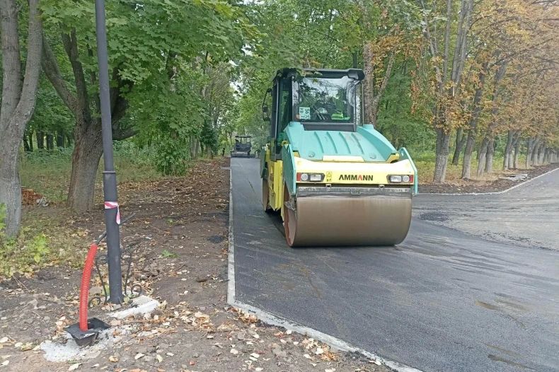 В Парке культуры и отдыха имени Героев Сталинградской битвы начались работы по укладке асфальта В Парке культуры и отдыха имени Героев Сталинградской битвы начались работы по укладке асфальта