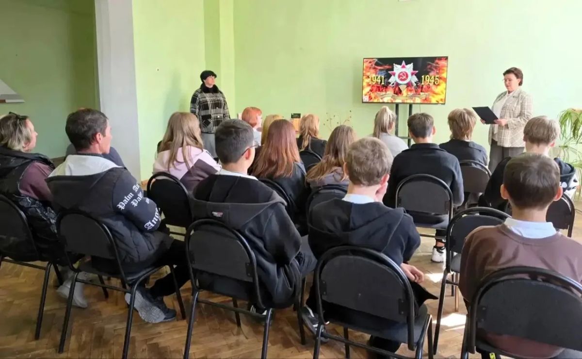 Виктория Сошина: Во Дворце культуры им. Горького для учащихся ГБОУ ЛНР «АСШ № 17 им. Д. И. Гненного» состоялся патриотический час, посвящённый Ивану Егоровичу Лагереву — комсоргу шахты 23–25 (шахта «Партизанская»)... Виктория Сошина: Во Дворце культуры им. Горького для учащихся ГБОУ ЛНР «АСШ № 17 им. Д. И. Гненного» состоялся патриотический час, посвящённый Ивану Егоровичу Лагереву — комсоргу шахты 23–25 (шахта «Партизанская»)...