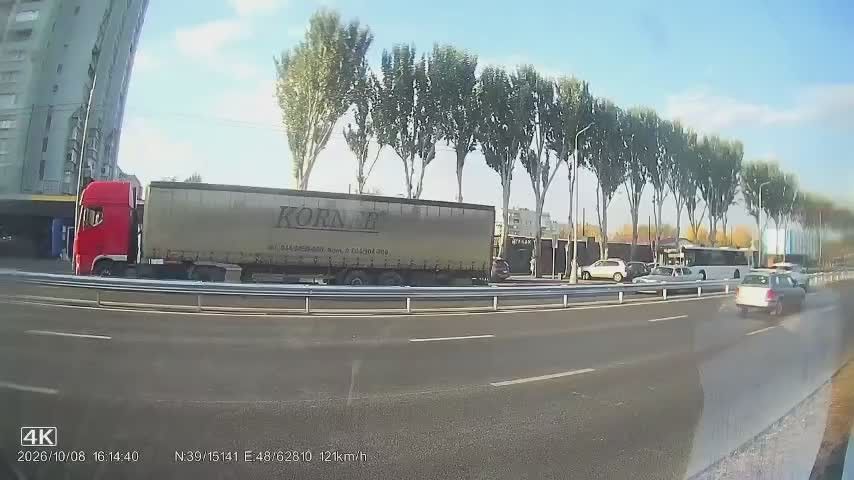 Кадры момента прилёта БПЛА «Чаклун Б-2» по автобусу и фуре в восточной части Луганска сегодня днём