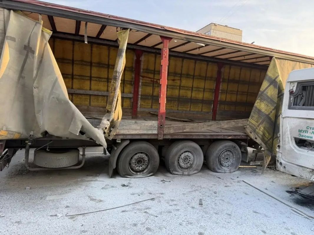 ВСУ ударили по автобусу и фуре на Востоке Луганска ВСУ ударили по автобусу и фуре на Востоке Луганска