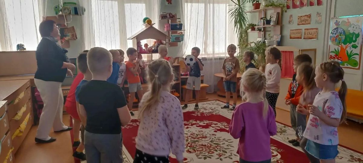 Сотрудники Лутугинского районного дома культуры снова отправились в гости к малышам – на этот раз к воспитанникам детского сада «Матрешка»