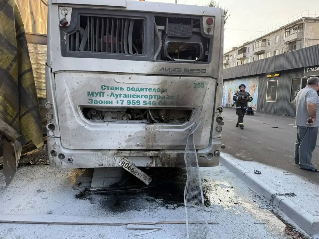 ВСУ ударили по городскому автобусу и проезжающей мимо фуре в восточной части Луганска, пострадали двое взрослых и ребёнок — глава республики Пасечник ВСУ ударили по городскому автобусу и проезжающей мимо фуре в восточной части Луганска, пострадали двое взрослых и ребёнок — глава республики Пасечник