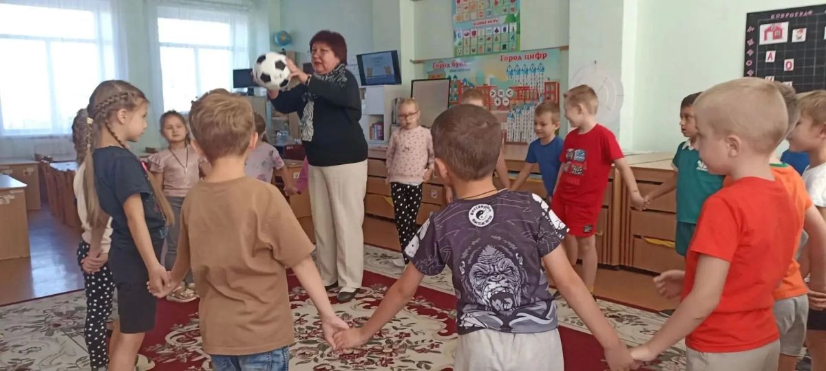 Сотрудники Лутугинского районного дома культуры снова отправились в гости к малышам – на этот раз к воспитанникам детского сада «Матрешка» Сотрудники Лутугинского районного дома культуры снова отправились в гости к малышам – на этот раз к воспитанникам детского сада «Матрешка»