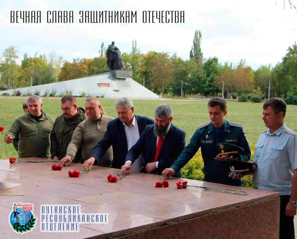 30 сентября в День воссоединения Луганской Народной Республики, Донецкой Народной Республики, Запорожской и Херсонской областей с Российской Федерацией в Меловом состоялась торжественная церемония возложения цветов