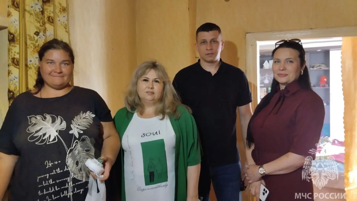 Безопасная зима: в Краснодоне многодетным семьям передали противопожарные датчики Безопасная зима: в Краснодоне многодетным семьям передали противопожарные датчики