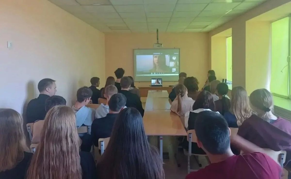 Сотрудники ПДН провели профилактические мероприятия в формате ВКС с антрацитовскими школьниками Сотрудники ПДН провели профилактические мероприятия в формате ВКС с антрацитовскими школьниками
