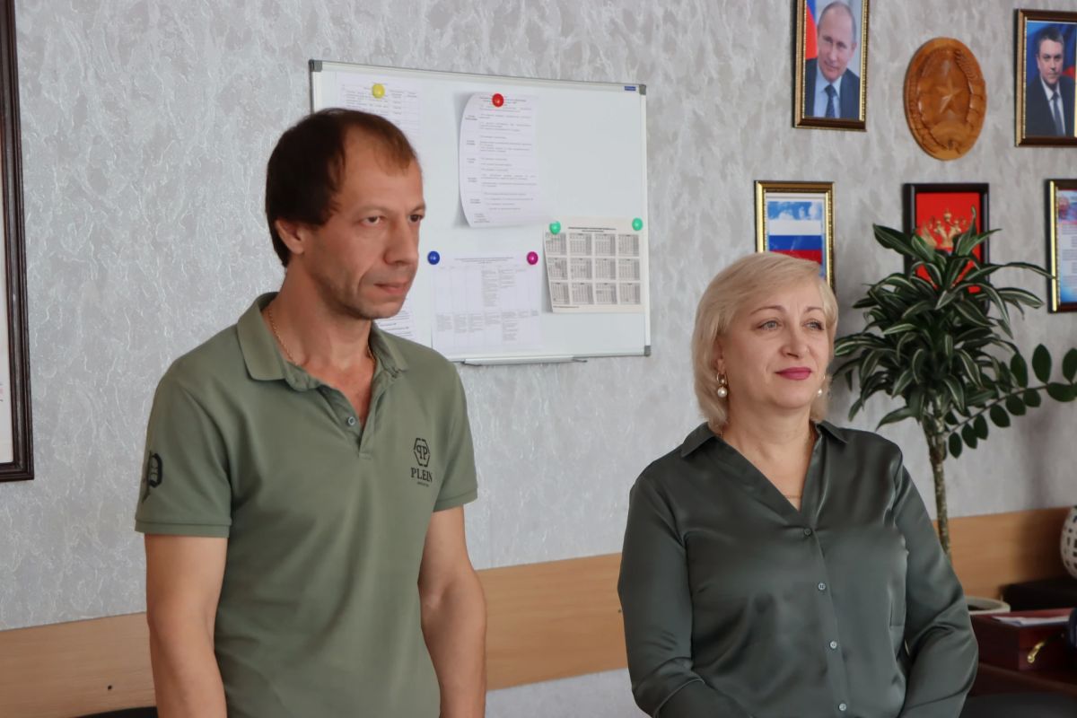 Евгений Бондарь: Накануне Дня работника сельского хозяйства и перерабатывающей промышленности в Администрации Лутугинского муниципального округа собрались те, чей труд по праву считается одним из самых почётных и нелёгких —... Евгений Бондарь: Накануне Дня работника сельского хозяйства и перерабатывающей промышленности в Администрации Лутугинского муниципального округа собрались те, чей труд по праву считается одним из самых почётных и нелёгких —...