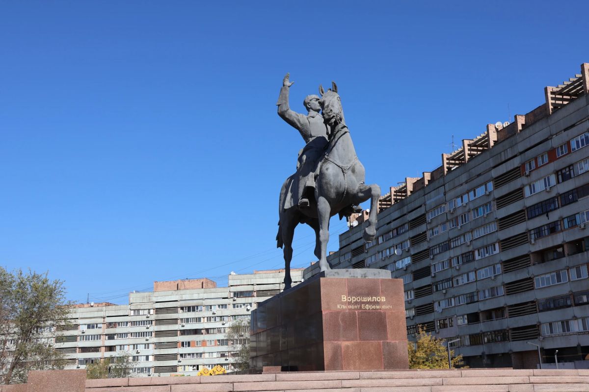 В Луганске по Народной программе обновили сквер имени Климента Ворошилова В Луганске по Народной программе обновили сквер имени Климента Ворошилова