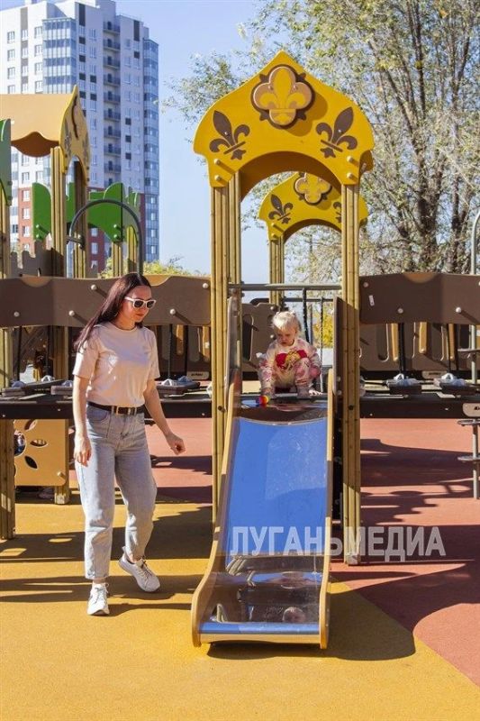 Десант «Единой России» оценил благоустройство сквера имени Климента Ворошилова в Луганске Десант «Единой России» оценил благоустройство сквера имени Климента Ворошилова в Луганске