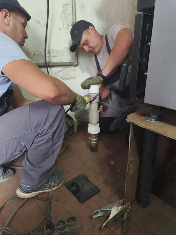 Теплотехники из Удмуртии устанавливают новый котел в Сутоганском Доме культуры Теплотехники из Удмуртии устанавливают новый котел в Сутоганском Доме культуры