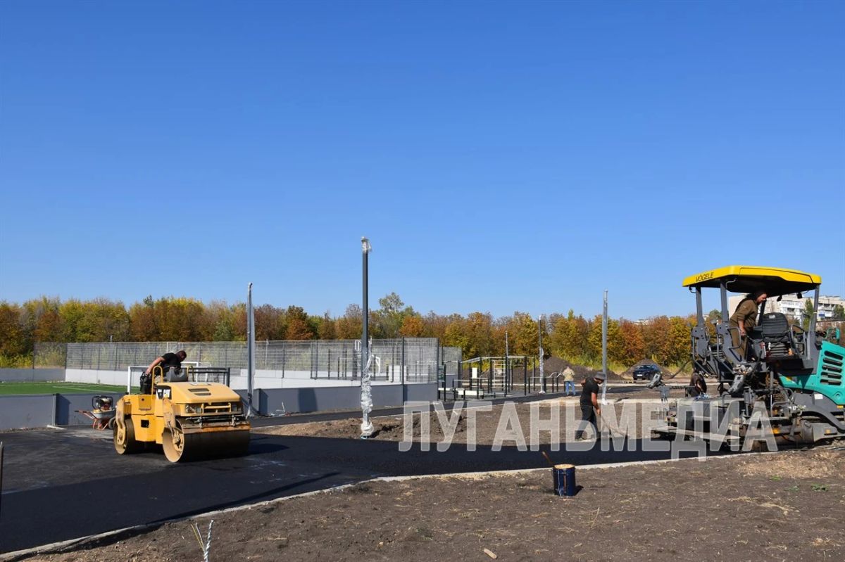 В Красном Луче продолжается благоустройство территории вокруг физкультурно-оздоровительного комплекса открытого типа В Красном Луче продолжается благоустройство территории вокруг физкультурно-оздоровительного комплекса открытого типа