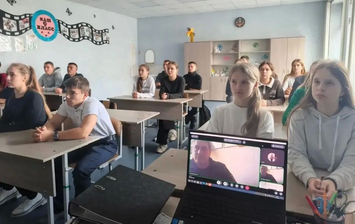 Сотрудники ПДН провели профилактические мероприятия в формате ВКС с антрацитовскими школьниками Сотрудники ПДН провели профилактические мероприятия в формате ВКС с антрацитовскими школьниками