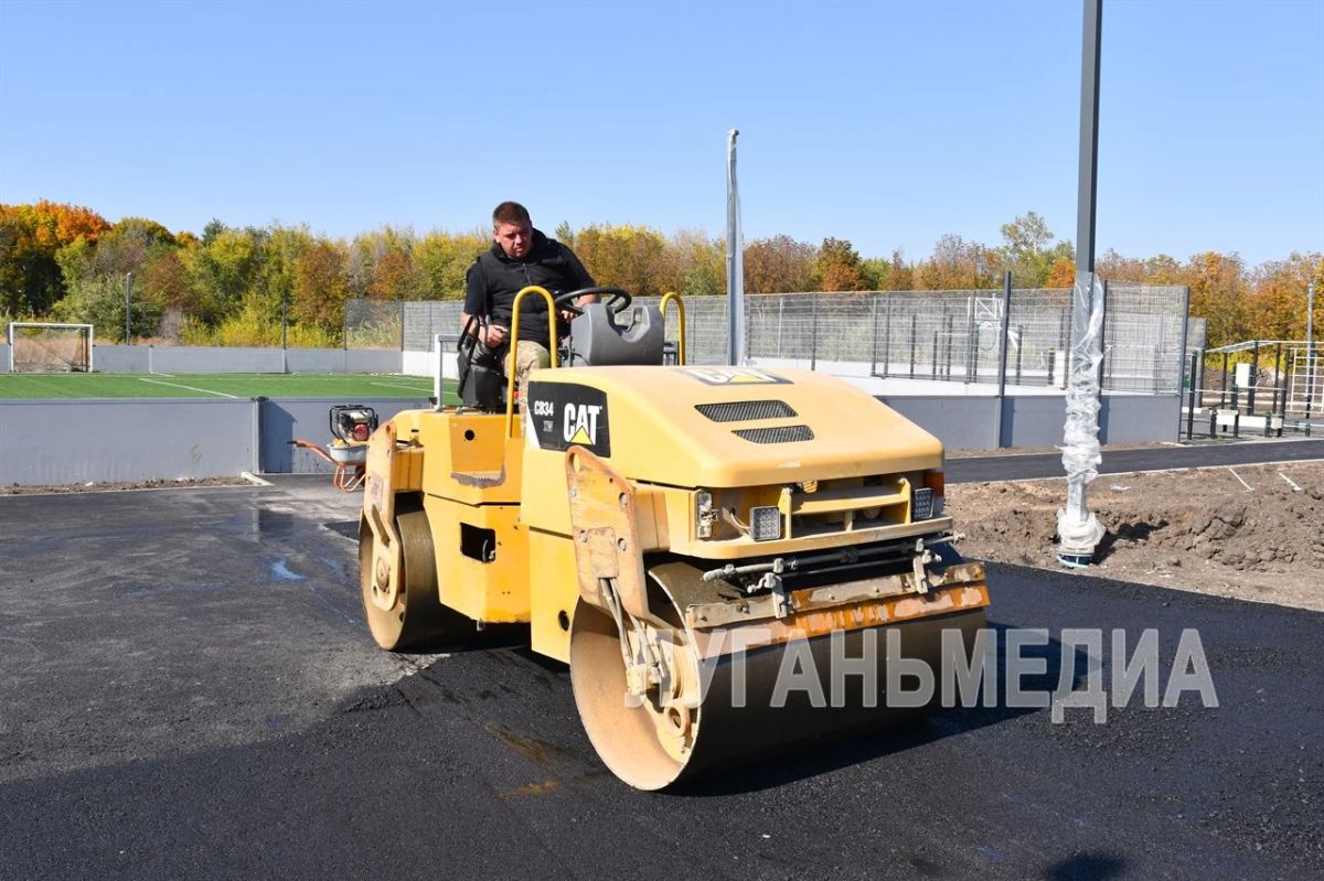 В Красном Луче продолжается благоустройство территории вокруг физкультурно-оздоровительного комплекса открытого типа В Красном Луче продолжается благоустройство территории вокруг физкультурно-оздоровительного комплекса открытого типа