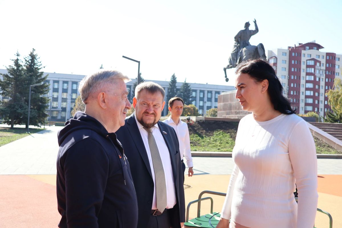 В Луганске по Народной программе обновили сквер имени Климента Ворошилова В Луганске по Народной программе обновили сквер имени Климента Ворошилова