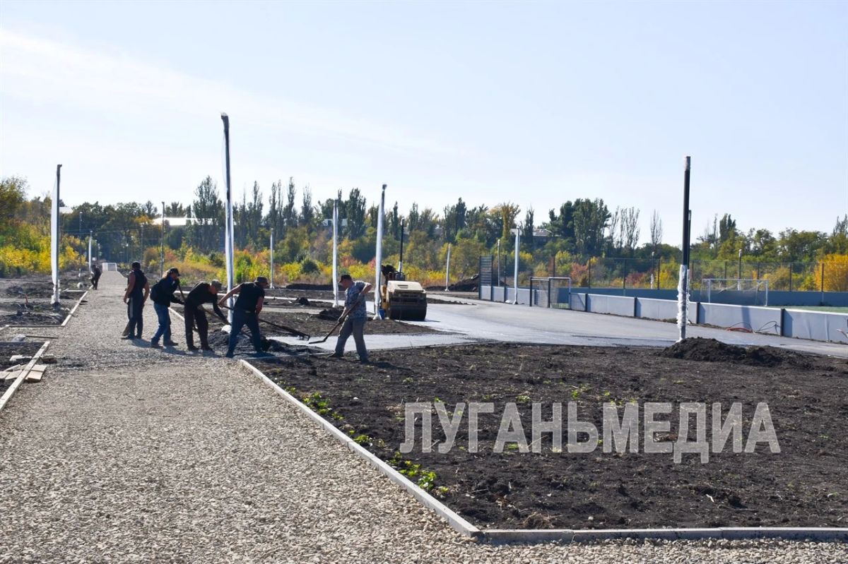 В Красном Луче продолжается благоустройство территории вокруг физкультурно-оздоровительного комплекса открытого типа В Красном Луче продолжается благоустройство территории вокруг физкультурно-оздоровительного комплекса открытого типа