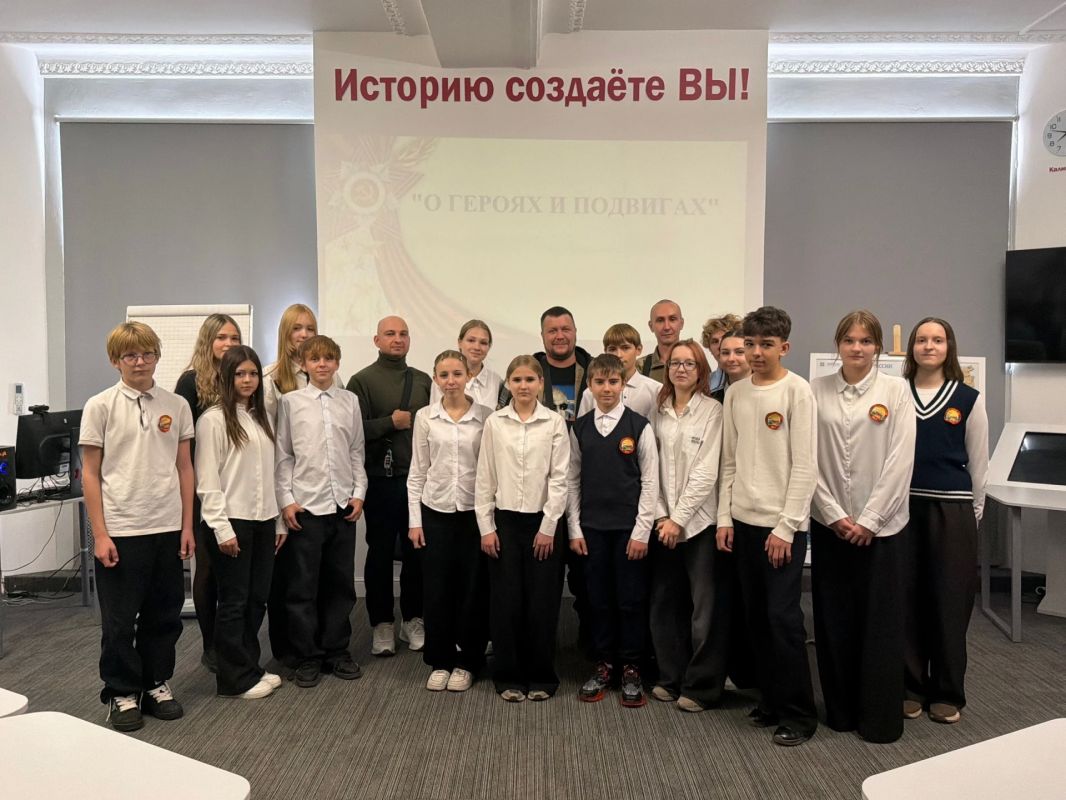 В Лутугинском районном Доме культуры прошла встреча школьников с ветеранами СВО В Лутугинском районном Доме культуры прошла встреча школьников с ветеранами СВО