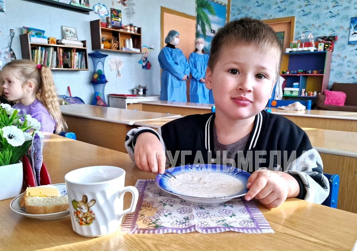 В Краснолучских яслях-саду № 3 «Сказка» прошел контроль организации горячего питания В Краснолучских яслях-саду № 3 «Сказка» прошел контроль организации горячего питания