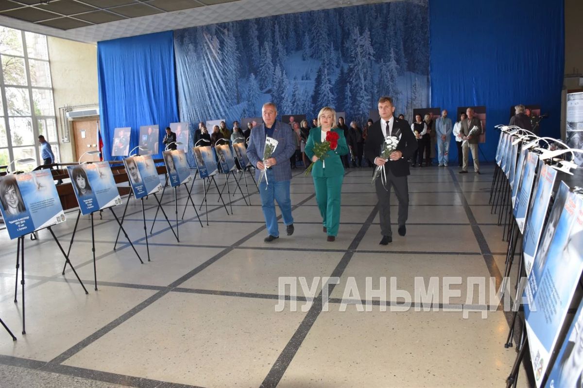В Алчевске продолжает работу передвижная фотовыставка «Аллея ангелов»