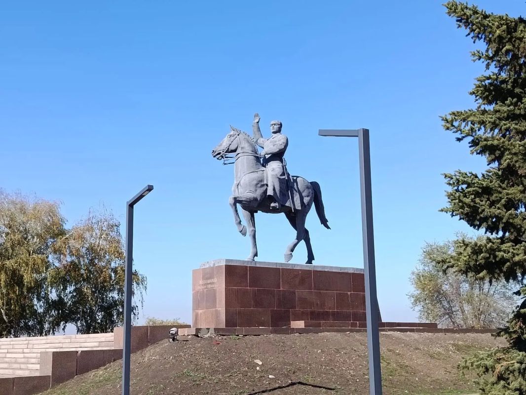 Сквер у памятника Клименту Ворошилову: новое пространство для отдыха и семейных прогулок Сквер у памятника Клименту Ворошилову: новое пространство для отдыха и семейных прогулок