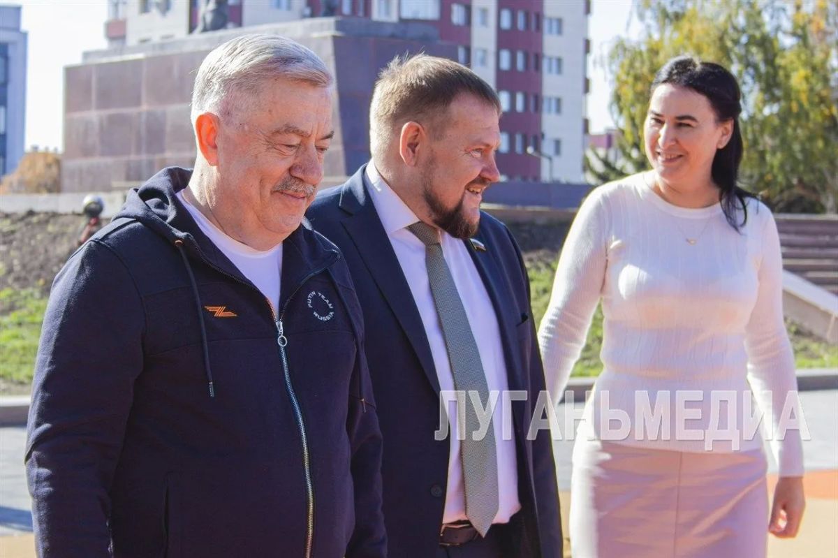 Десант «Единой России» оценил благоустройство сквера имени Климента Ворошилова в Луганске Десант «Единой России» оценил благоустройство сквера имени Климента Ворошилова в Луганске