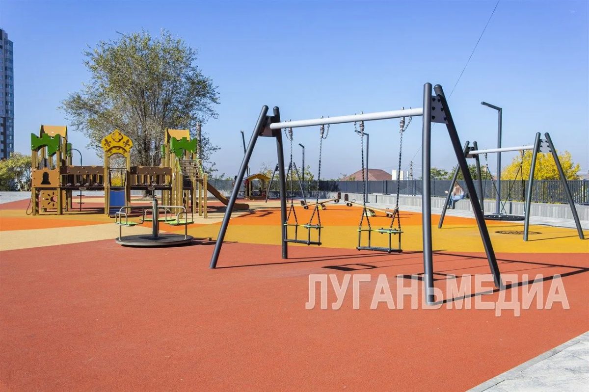 Десант «Единой России» оценил благоустройство сквера имени Климента Ворошилова в Луганске Десант «Единой России» оценил благоустройство сквера имени Климента Ворошилова в Луганске