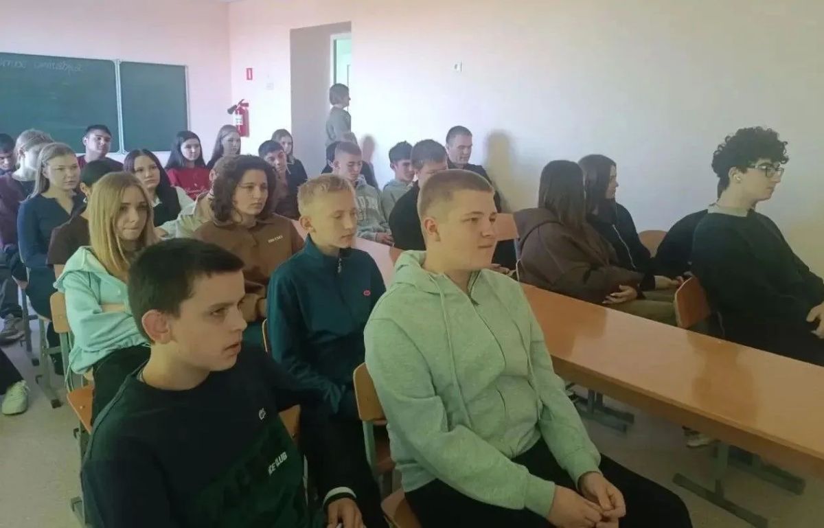Сотрудники ПДН провели профилактические мероприятия в формате ВКС с антрацитовскими школьниками Сотрудники ПДН провели профилактические мероприятия в формате ВКС с антрацитовскими школьниками