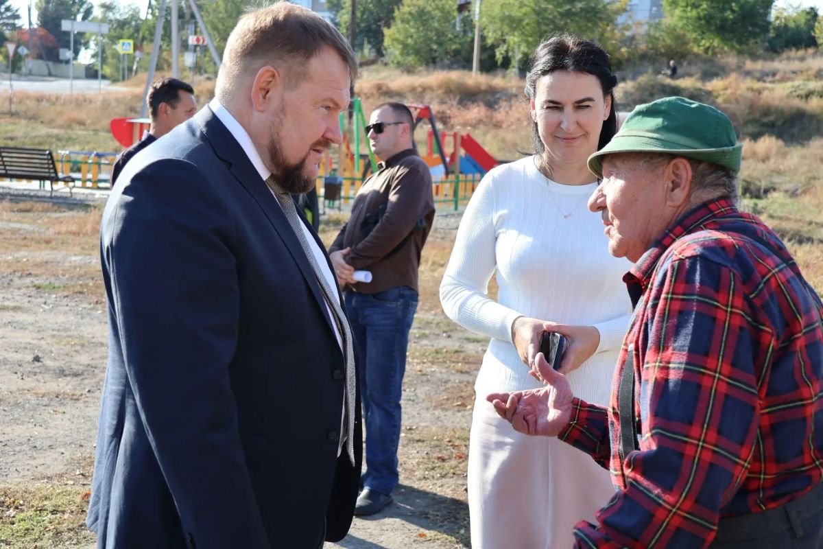 Денис Колесников: Вместе с главой Луганска, секретарем Луганского местного отделения партии «Единая Россия» Яной Пащенко выехали в поселок Роскошное, чтобы обсудить создание новой парковой зоны возле Дома культуры Денис Колесников: Вместе с главой Луганска, секретарем Луганского местного отделения партии «Единая Россия» Яной Пащенко выехали в поселок Роскошное, чтобы обсудить создание новой парковой зоны возле Дома культуры