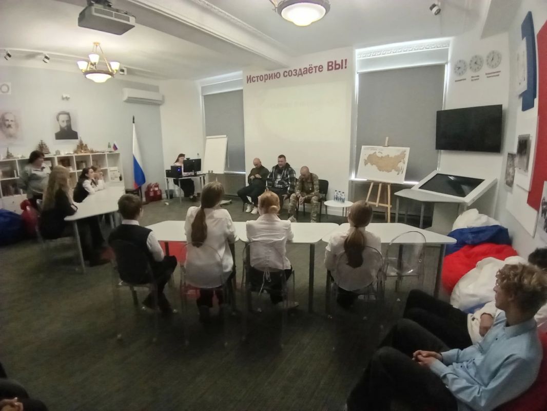 В Лутугинском районном Доме культуры прошла встреча школьников с ветеранами СВО В Лутугинском районном Доме культуры прошла встреча школьников с ветеранами СВО