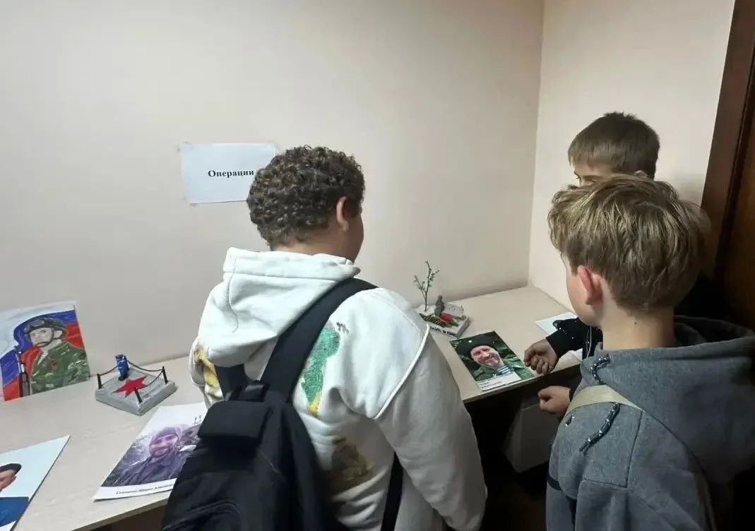В Муниципальном бюджетном учреждении «Центр культуры города Алчевска» на площадке «ДоброЦентра» молодежь города посетила фотоленту, посвященную участникам Специальной Военной Операции В Муниципальном бюджетном учреждении «Центр культуры города Алчевска» на площадке «ДоброЦентра» молодежь города посетила фотоленту, посвященную участникам Специальной Военной Операции