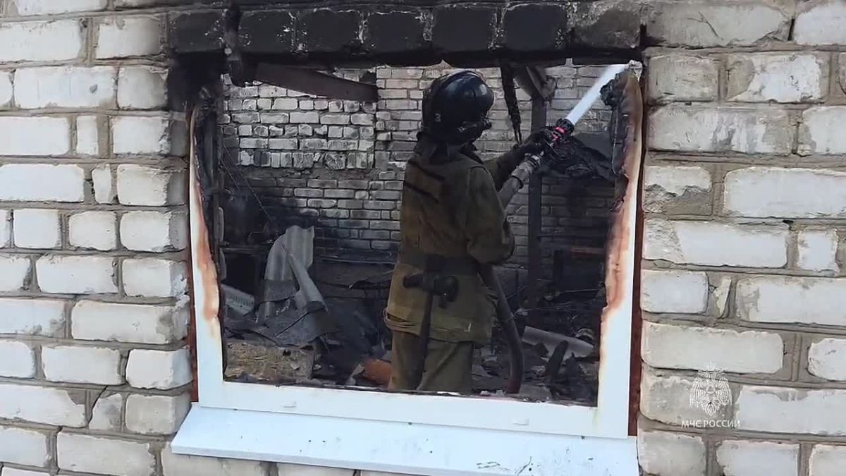 Спасатели МЧС России ликвидировали пожар в частном секторе Артёмовского района Луганска