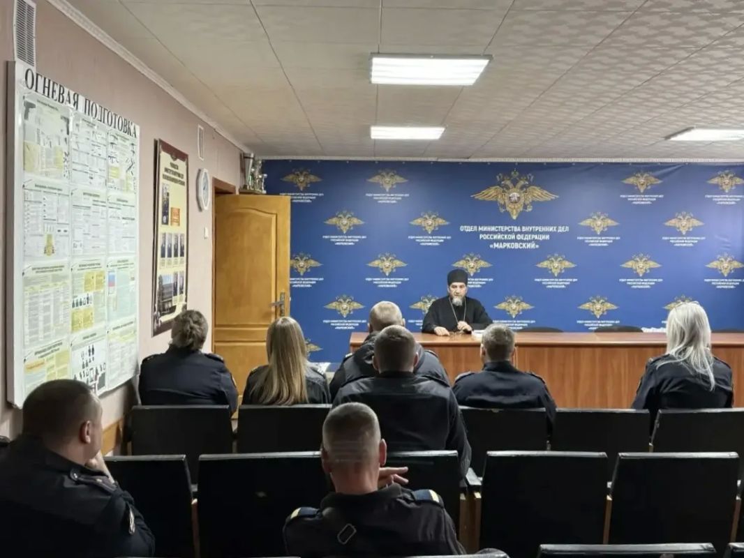 Священнослужитель встретился с полицейскими Марковского района