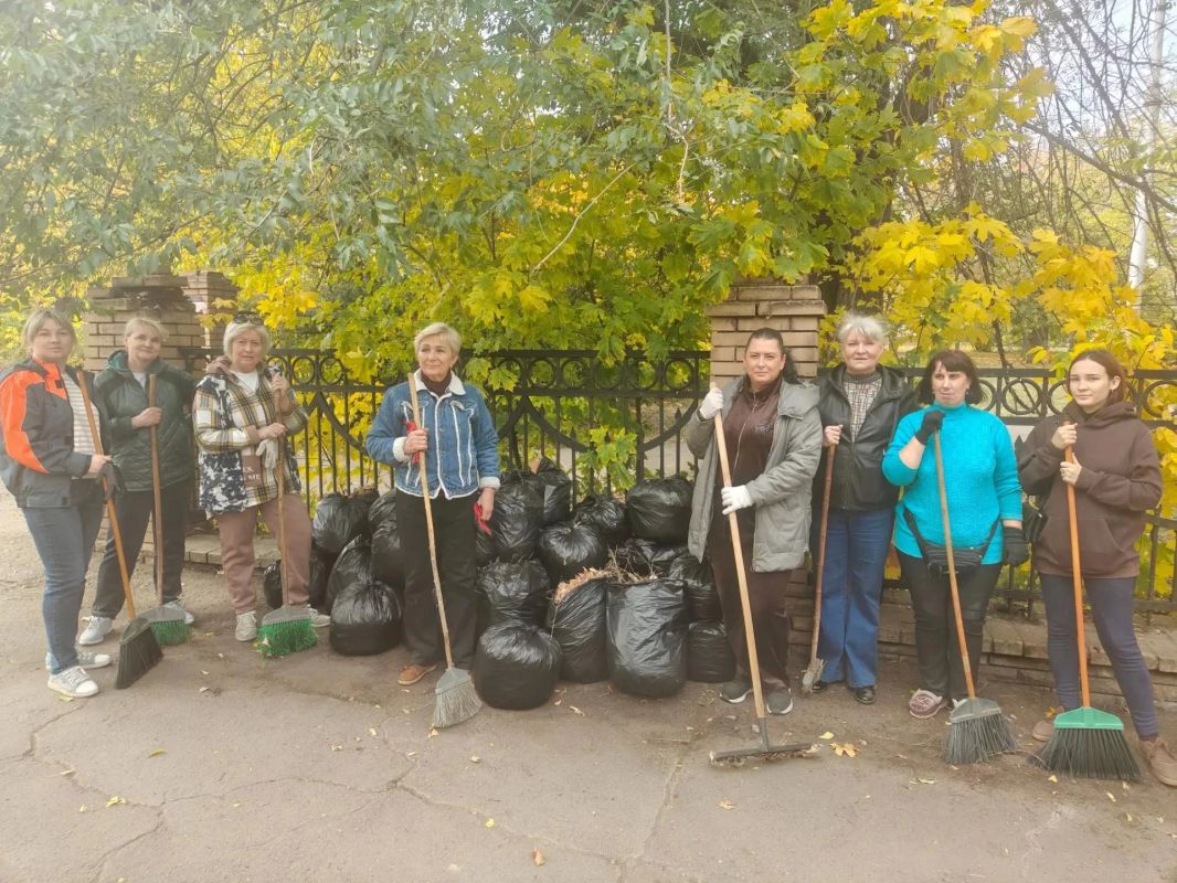 Сотрудники КДЦ г. Алчевска — на городском субботнике!