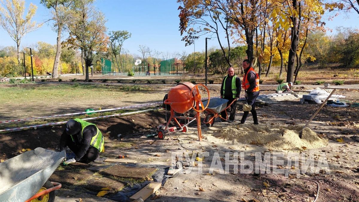 В Брянке близится к завершению реконструкция городского парка В Брянке близится к завершению реконструкция городского парка