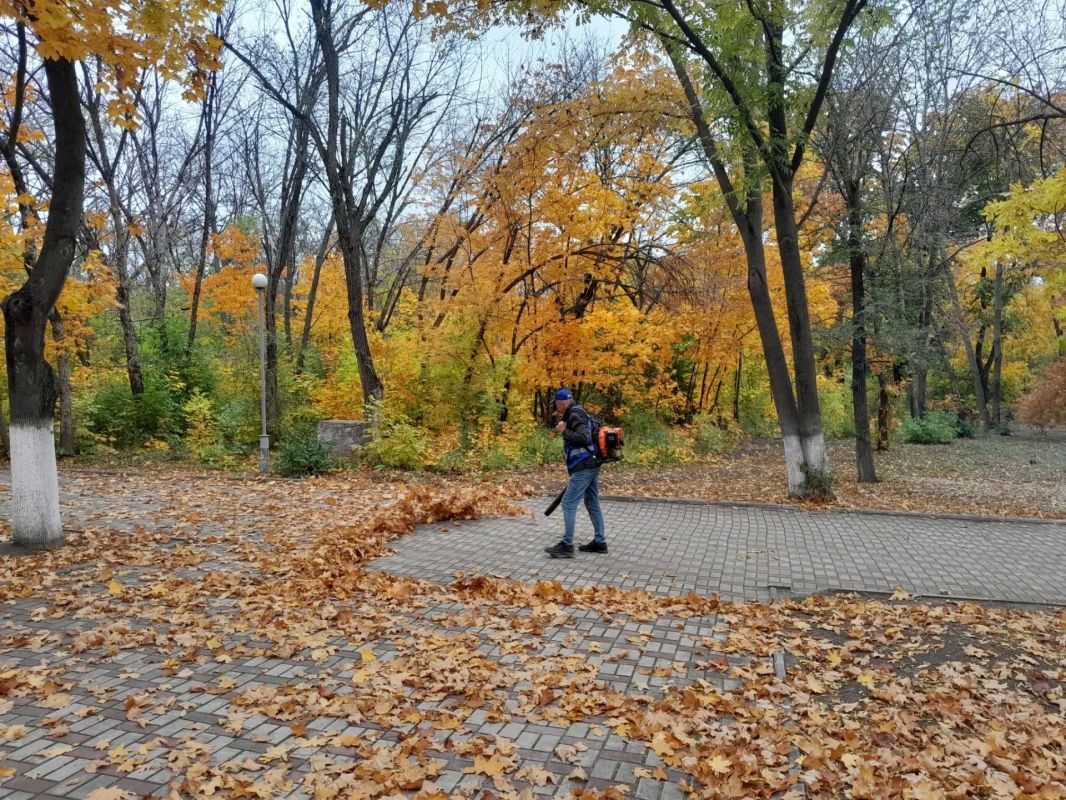 Сотрудники КДЦ г. Алчевска — на городском субботнике! Сотрудники КДЦ г. Алчевска — на городском субботнике!