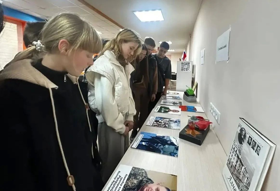 В Муниципальном бюджетном учреждении «Центр культуры города Алчевска» на площадке «ДоброЦентра» молодежь города посетила фотоленту, посвященную участникам Специальной Военной Операции