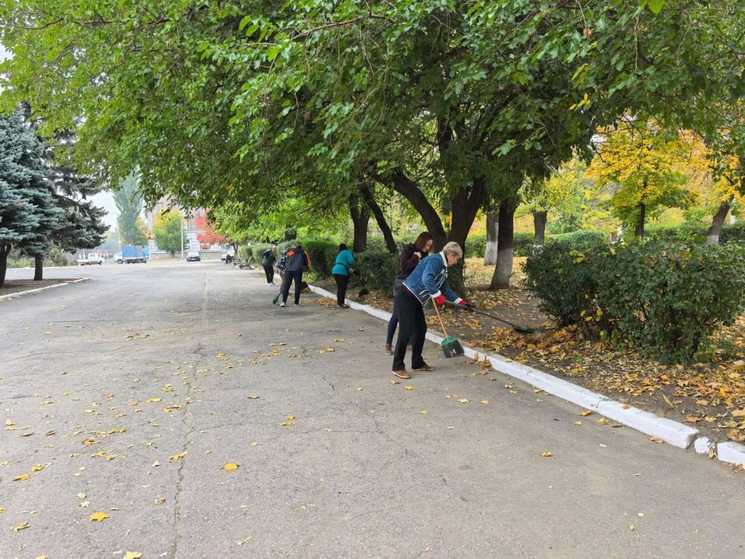 Сотрудники КДЦ г. Алчевска — на городском субботнике! Сотрудники КДЦ г. Алчевска — на городском субботнике!