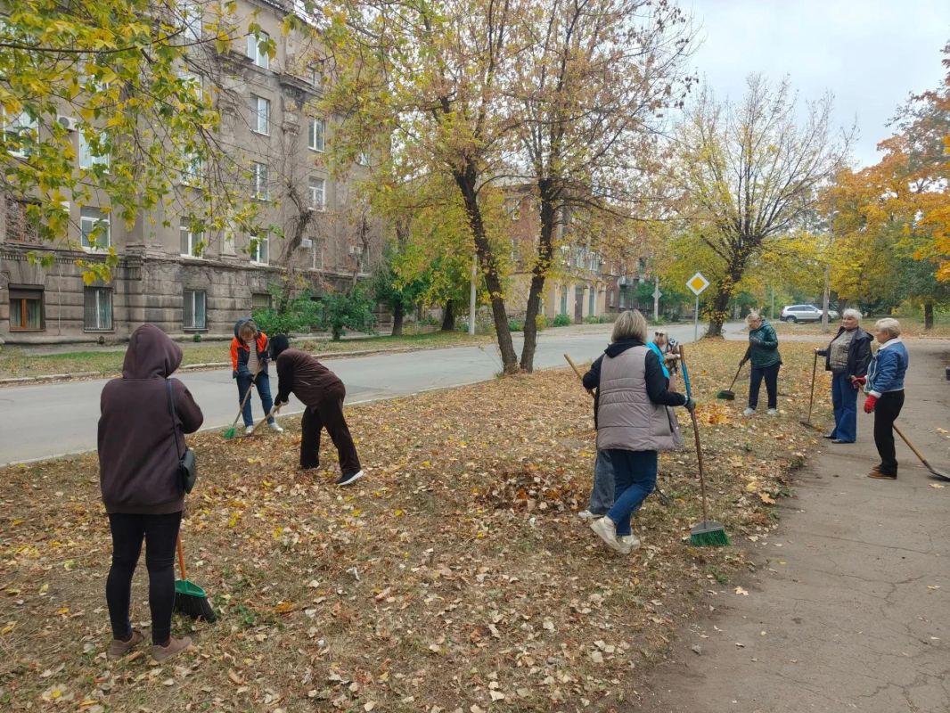 Сотрудники КДЦ г. Алчевска — на городском субботнике! Сотрудники КДЦ г. Алчевска — на городском субботнике!