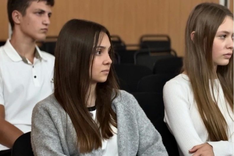 В Свердловском лицее №1 прошла лекция Российского общества «Знание» в рамках проекта «Твой Герой» В Свердловском лицее №1 прошла лекция Российского общества «Знание» в рамках проекта «Твой Герой»