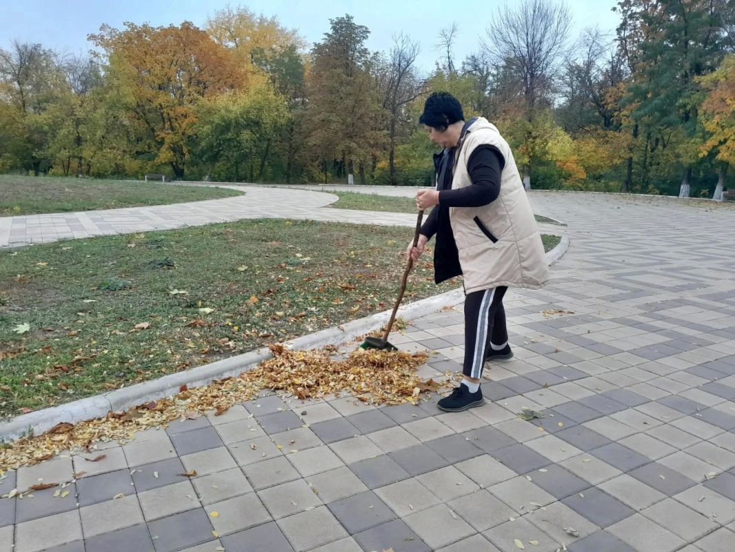 Сотрудники КДЦ г. Алчевска — на городском субботнике! Сотрудники КДЦ г. Алчевска — на городском субботнике!