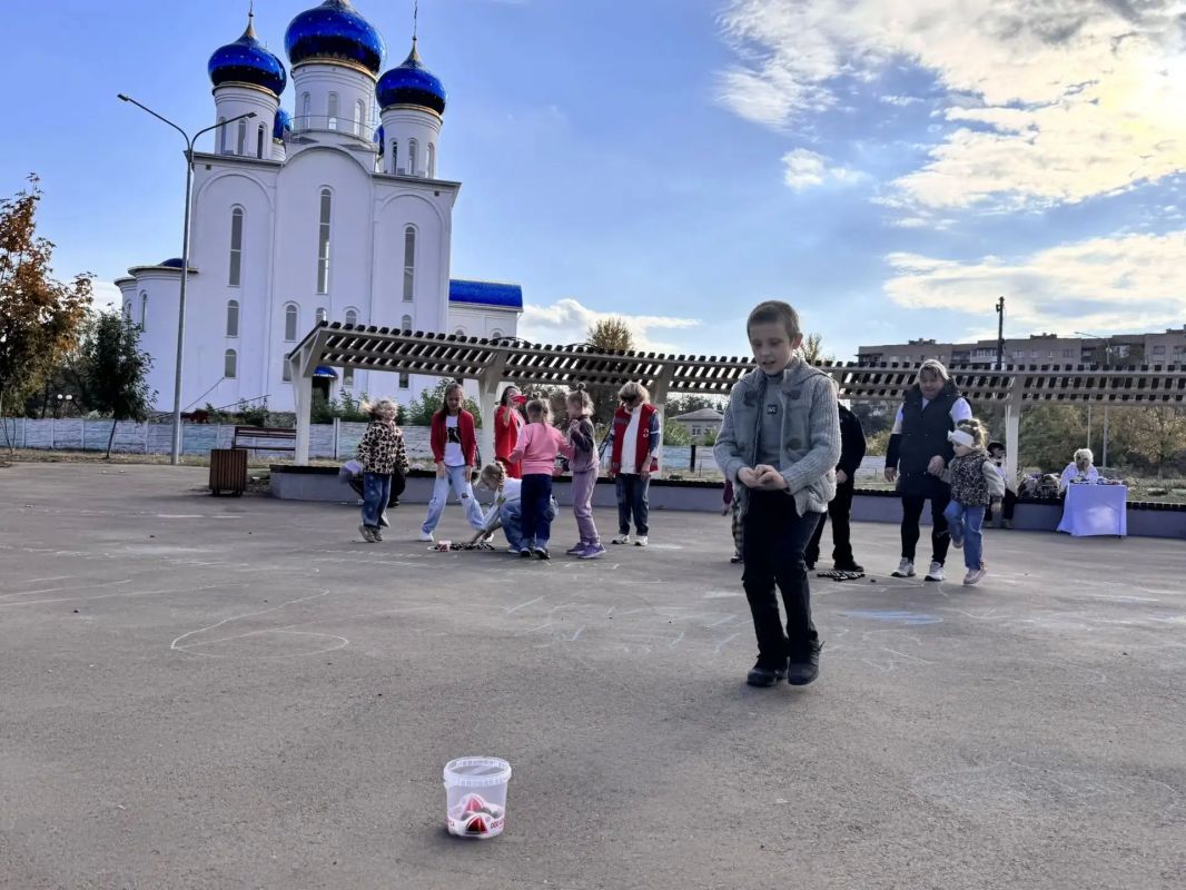 Десятое октября в парке культуры и отдыха им. «Молодой гвардии» выдалось по-настоящему оживленным: здесь прошла детская программа «Осенние забавы», собравшая немало юных гостей Десятое октября в парке культуры и отдыха им. «Молодой гвардии» выдалось по-настоящему оживленным: здесь прошла детская программа «Осенние забавы», собравшая немало юных гостей