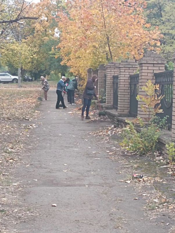 Сотрудники КДЦ г. Алчевска — на городском субботнике! Сотрудники КДЦ г. Алчевска — на городском субботнике!