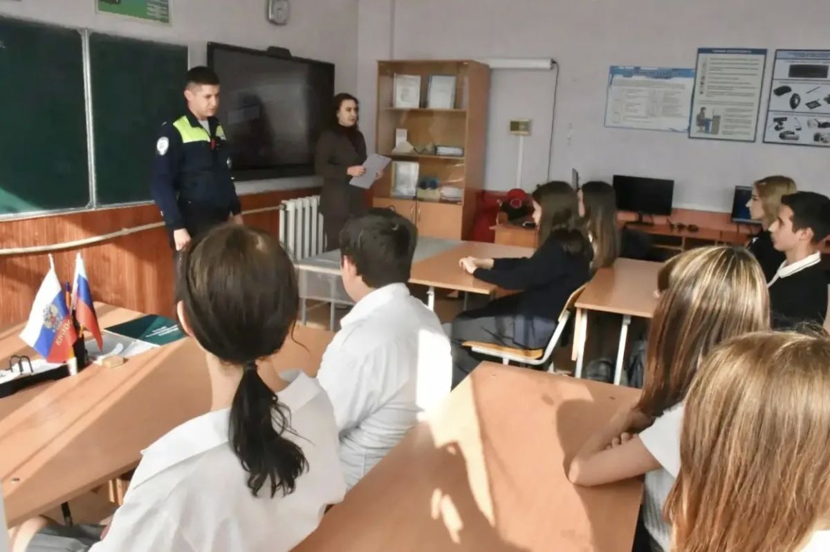 Полицейский из Брянки провёл для школьников урок мужества в рамках проекта «Диалоги с героями» Полицейский из Брянки провёл для школьников урок мужества в рамках проекта «Диалоги с героями»