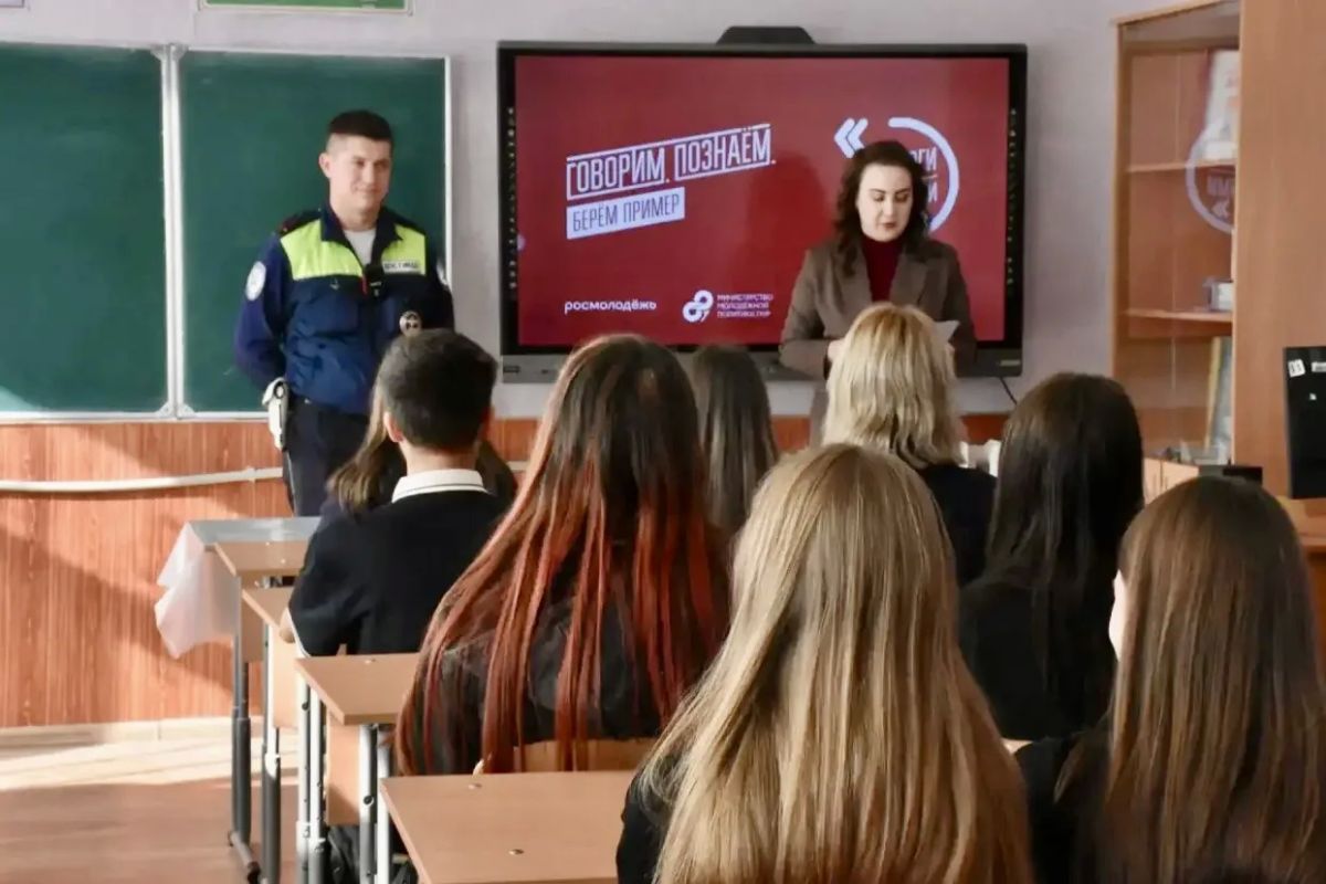 Полицейский из Брянки провёл для школьников урок мужества в рамках проекта «Диалоги с героями»