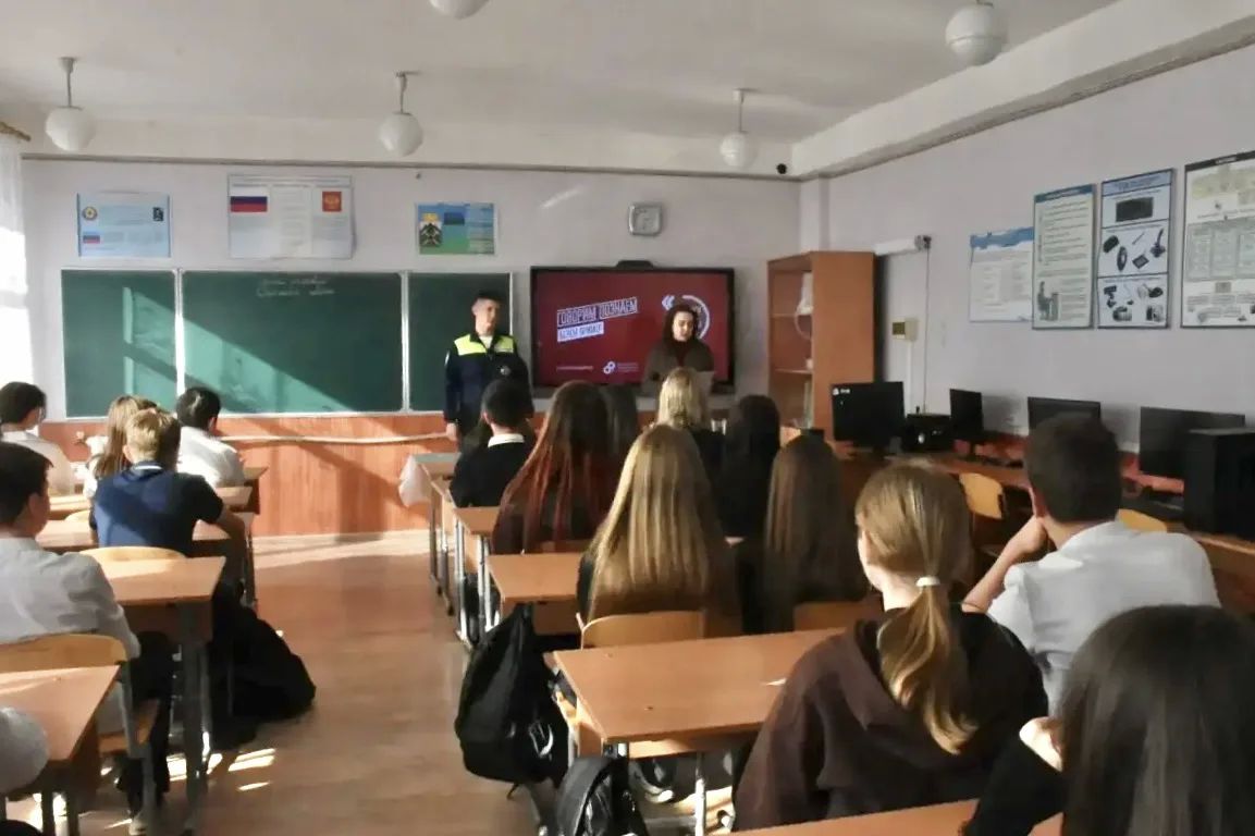 Полицейский из Брянки провёл для школьников урок мужества в рамках проекта «Диалоги с героями» Полицейский из Брянки провёл для школьников урок мужества в рамках проекта «Диалоги с героями»