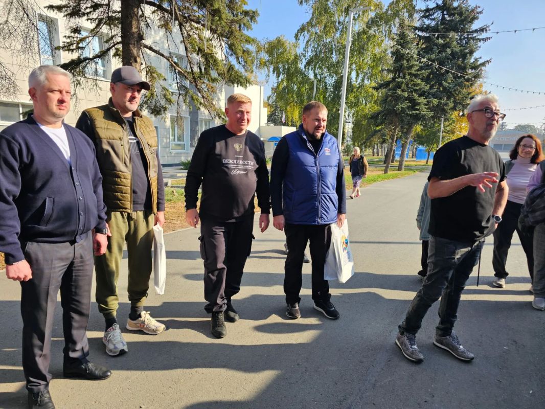 Денис Колесников: Сегодня вместе с депутатом Народного Совета ЛНР Василием Леоновым и секретарем Новоайдарского отделения «Единой России» Сергеем Твердохлебом, а также талантливыми актерами театра и кино Павлом Трубинером и... Денис Колесников: Сегодня вместе с депутатом Народного Совета ЛНР Василием Леоновым и секретарем Новоайдарского отделения «Единой России» Сергеем Твердохлебом, а также талантливыми актерами театра и кино Павлом Трубинером и...