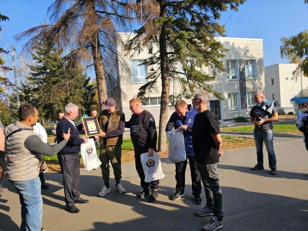 Денис Колесников: Сегодня вместе с депутатом Народного Совета ЛНР Василием Леоновым и секретарем Новоайдарского отделения «Единой России» Сергеем Твердохлебом, а также талантливыми актерами театра и кино Павлом Трубинером и... Денис Колесников: Сегодня вместе с депутатом Народного Совета ЛНР Василием Леоновым и секретарем Новоайдарского отделения «Единой России» Сергеем Твердохлебом, а также талантливыми актерами театра и кино Павлом Трубинером и...