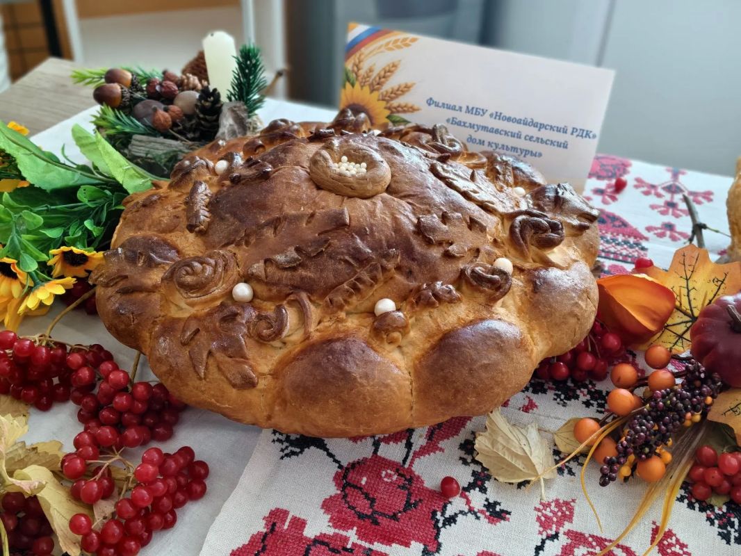 В Новоайдарском районном доме культуры открылась выставка караваев учреждений культуры и образования, посвящённая Дню работников сельского хозяйства и перерабатывающей промышленности В Новоайдарском районном доме культуры открылась выставка караваев учреждений культуры и образования, посвящённая Дню работников сельского хозяйства и перерабатывающей промышленности